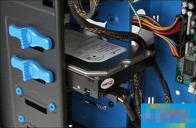 How to install an optical drive on a desktop computer? Illustration of the manual installation process of a CD-ROM drive