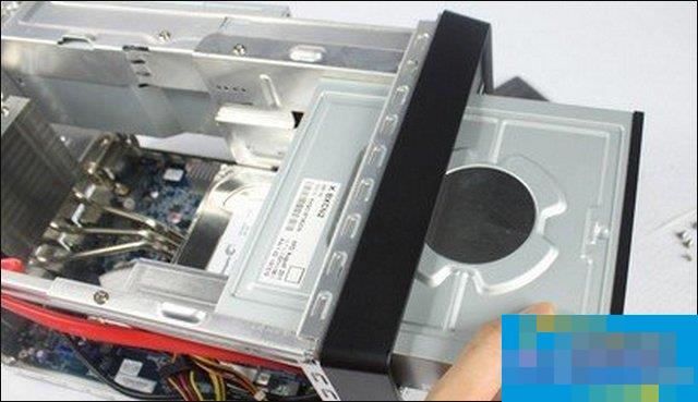 How to install an optical drive on a desktop computer? Illustration of the manual installation process of a CD-ROM drive