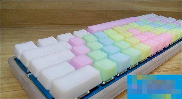 What material are the keyboard keys made of? How do keycaps made of ABS, POM and PBT feel?